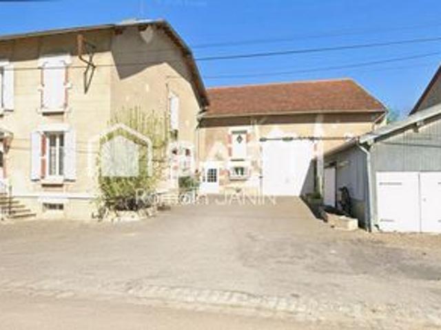 Corps de ferme de caractère avec 300 m² de dépendances