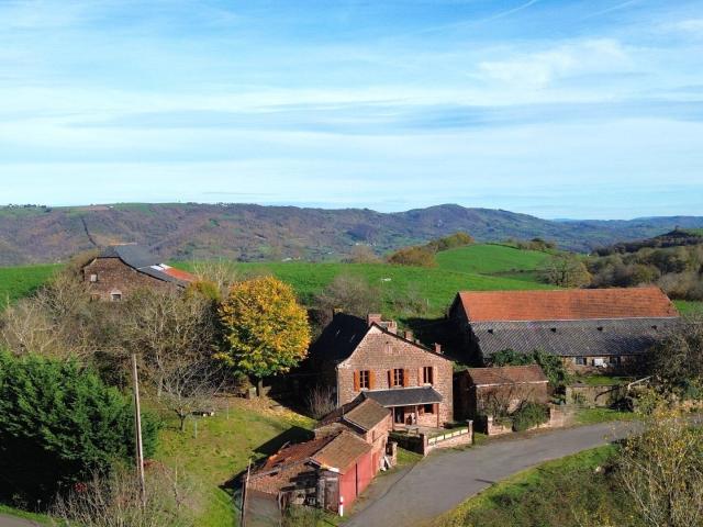 Corps de ferme de caractère avec + de 25 hectares + plusieur. 142m² Saint Cyprien sur Dourdou