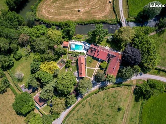 Corps de Ferme de l'année 1514 avec piscine grange dépendances possibilité gîtes, chambres d'hôte et réception