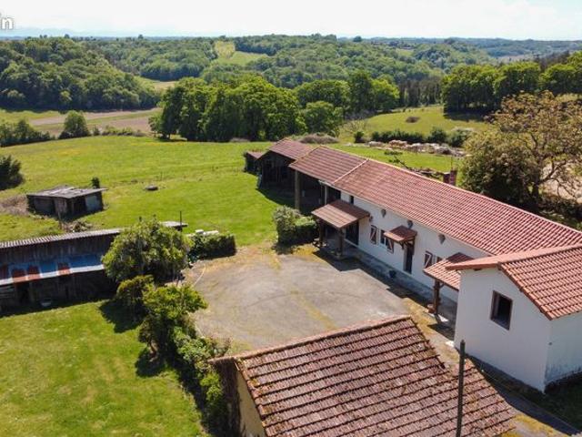 Corps de ferme de plain pied avec dépendances entre Geaune et Eugénie les Bains