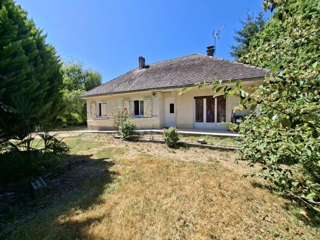 Corps de ferme des années 70 avec dépendances et 5 Hectares de terres et bois d'un seul tenant