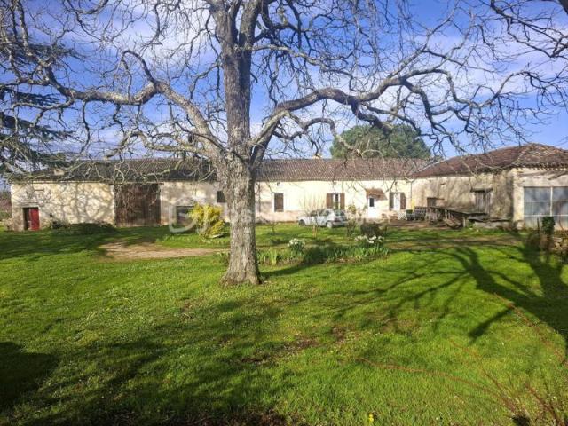 Corps de ferme en partie habitable 500 m² sur terrain de 3000 m²