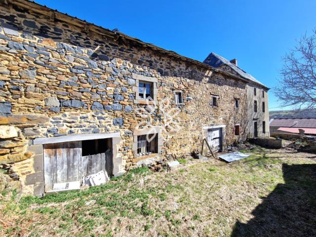 Corps de ferme en pierre à rénover La Chapelle Laurent