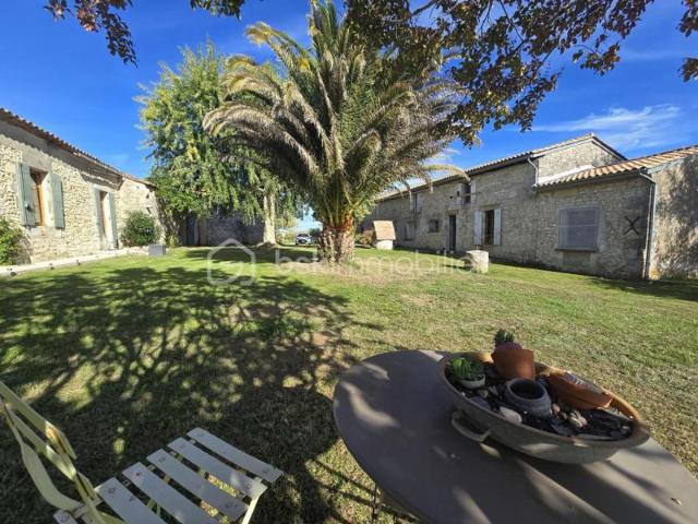 Corps de ferme en pierre au cœur des vignes – 157 m² habitables avec dépendances