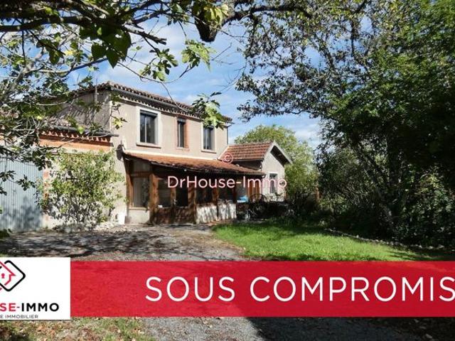 Corps de Ferme en pierre blanche comprenant 2 maisons sur 1 ha de terrain arboré et fleuri