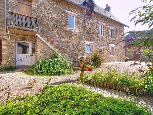 Corps De Ferme En Pierre, Maison Et Dépendances ! 160m² Maisoncelles Pelvey