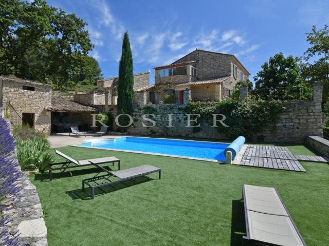 Corps de ferme en pierres avec piscine, vue et dépendances s. 300m² Murs