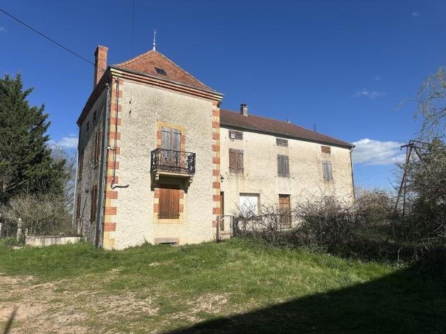 Corps de ferme et dépendances. Belle situation calme avec vu