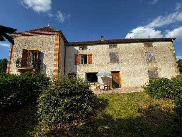 Corps de ferme et dépendances. Belle situation calme avec vu. 115m² Urbise