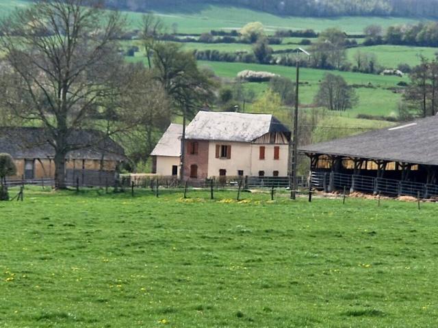 Corps de ferme et grange à la campagne