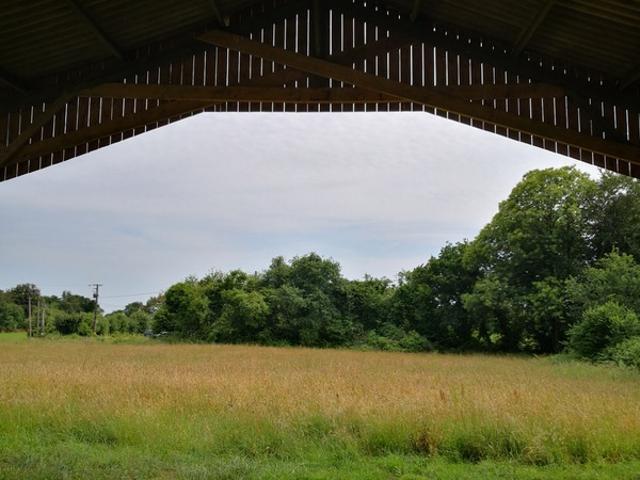 Corps de ferme plein de charme à rénover sur 2.6 hectares Proche du Lac de Kerne Huel 18 km au nord de Rostrenen