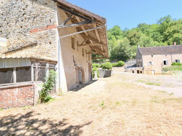 Corps de ferme près de Vézelay