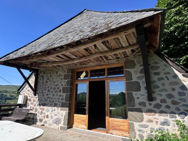 Corps de ferme rénové, 1272 m2 de terrain et jolie vue dégagée Secteur Puy Mary