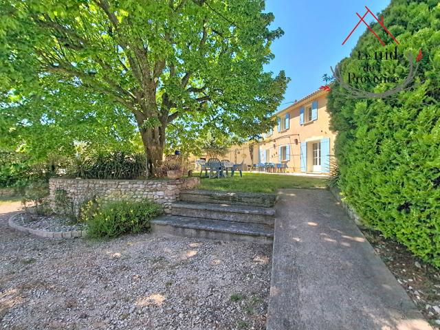 Corps de ferme rénové 365 m2 avec piscine et 8 chambres fort. 365m² Visan