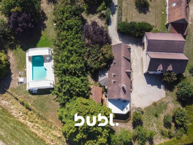 Corps de ferme rénové avec piscine et dépendances aménageabl
