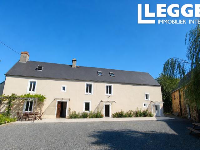 Corps de ferme rénové et 3 gîtes. 260m2. Une grande cour et jardin, une grange, mare et un terrain