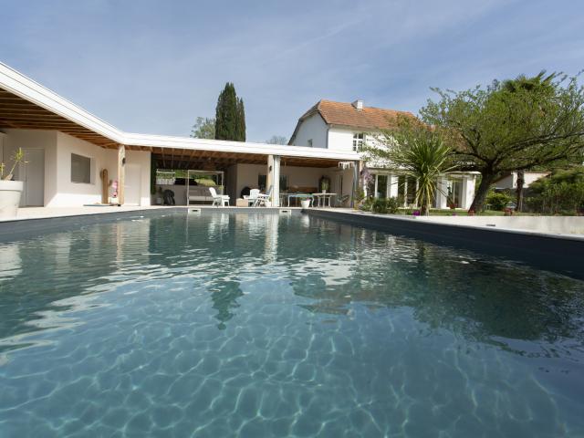 Corps de ferme rénové Jurançon, 208 m2, piscine chauffée, parc d’un hectare