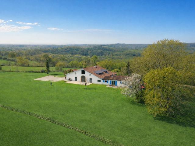Corps de ferme rénové Vue Pyrénées 440 m2 habitables 7 200 m2 de terrain