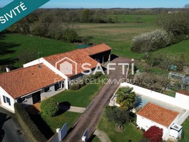 Corps de ferme rénovée 120m2, studio 30m2, grange 130m2, préau 70m2