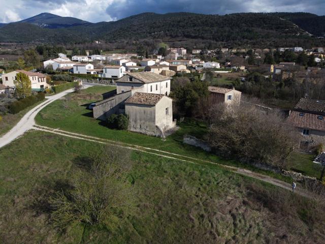 Corps de ferme sur 5600m2 en zone constructible