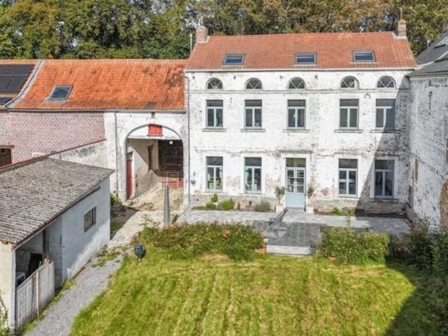 Corps de logis de ferme rénové & dépendances poss. 4 ch