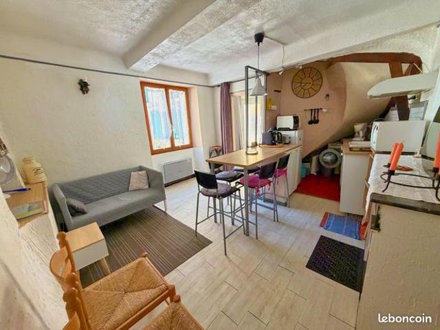 CORRENS MAISON DE VILLAGE MEUBLÉE 65 m² HABITABLES / 85 m² UTILES 3 CHAMBRES CAVE IDÉAL INVESTISSEMENT LOCATIF