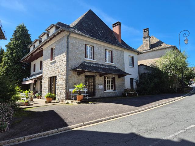 CORREZE. ST CIRGUES LA LOUTRE. Propriété en pierre avec 9 chambres, atelier, immense garage double et terrain de 1 419 m2