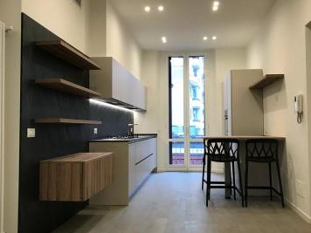 Corso Sempione, in signorile palazzo d'epoca, proponiamo appartamento di 110 mq posto al secondo piano con ascensore composto da: ingresso, soggiorno