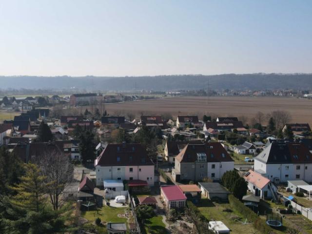 COSWIG: Sanierungsbedürftige Doppelhaushälfte 900 m² Grundstück, ruhige Wohngegend!