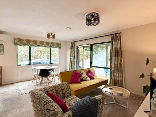 Cosy Modern Urban Cottage in sought after scho.