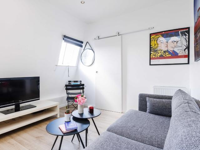 Cosy apartment of 24m2, refurbished, close to the Place Victor Hugo, Paris Amsterdam Apartments for Rent