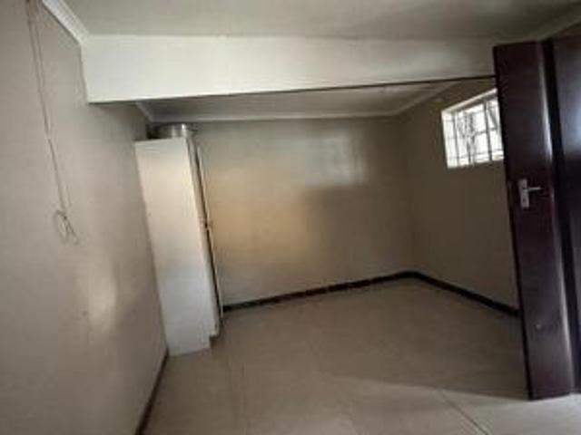 cosy bachelor in bezuidenhout valley