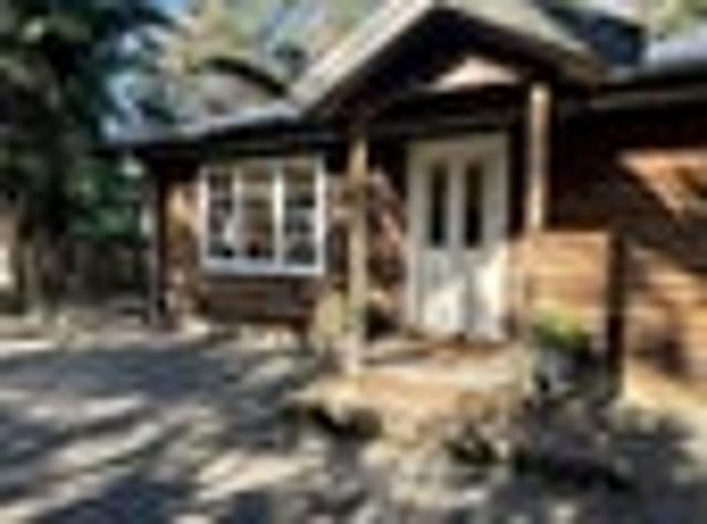 COSY COTTAGE RETREAT WITH MASSIVE GARAGING!