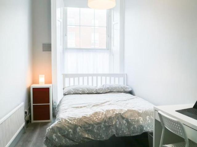 Cosy double bedroom next to Mount Joy Square Park