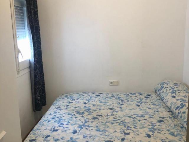 Cosy double bedroom in a 3 Bedroom apartment close to Congrés metro station