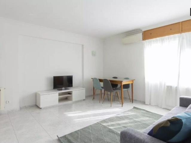 Cosy room for rent in 3 bedroom apartment, ideal for students, in Puerta del Ángel