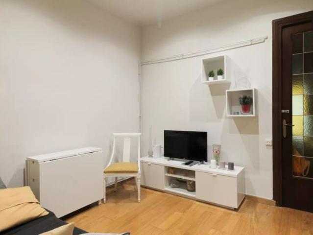Cosy room for rent in 3 bedroom apartment in La Dreta de l'Eixample