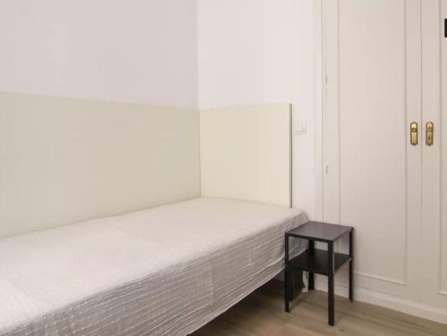 Cosy room for rent in 7 bedroom apartment in Prosperidad