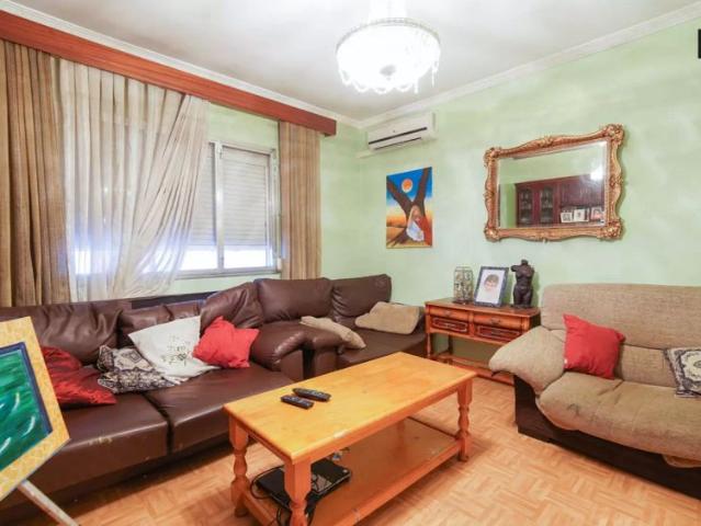 Cosy room for rent in 4 bedroom apartment in Carabanchel