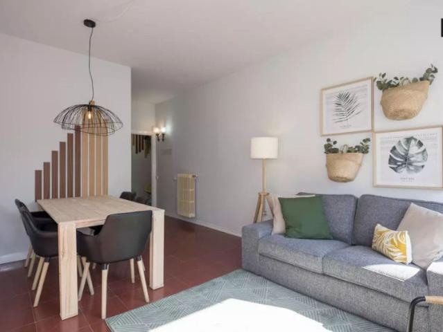 Cosy room for rent in 4 bedroom apartment in Gracia