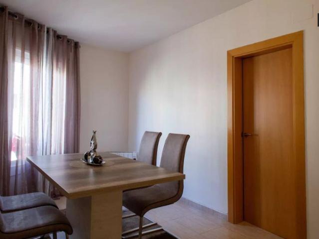 Cosy room for rent in 4 bedroom apartment in Gràcia