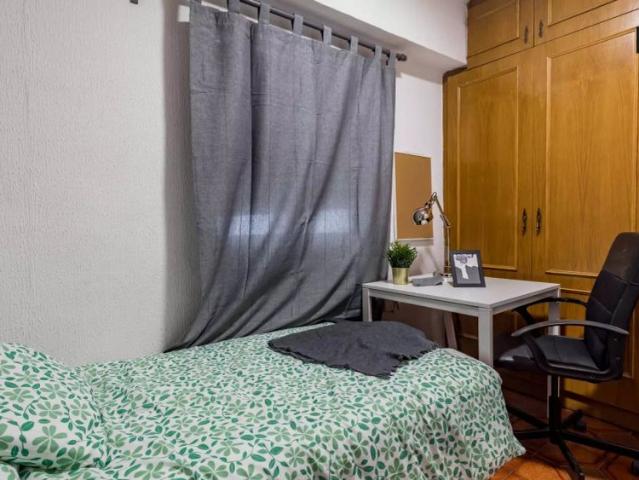 Cosy room for rent in 5 bedroom apartment, Benimaclet