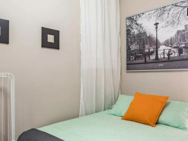 Cosy room for rent in 5 bedroom apartment in L'Eixample
