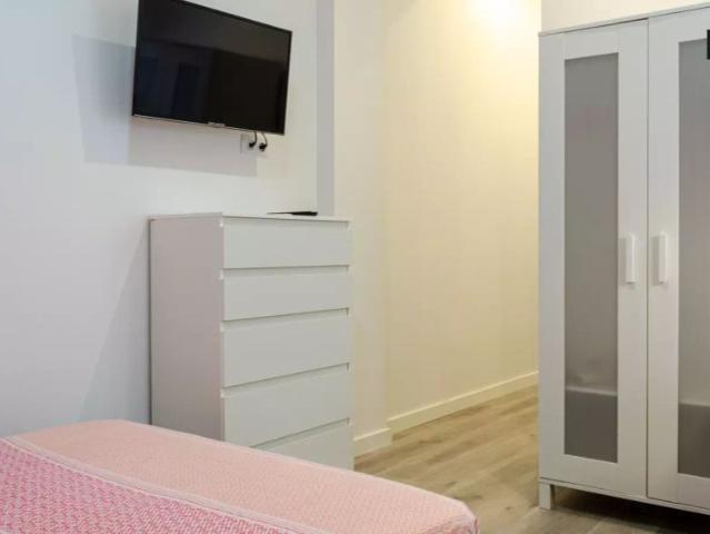 Cosy room for rent in 6 bedroom apartment in Burjassot
