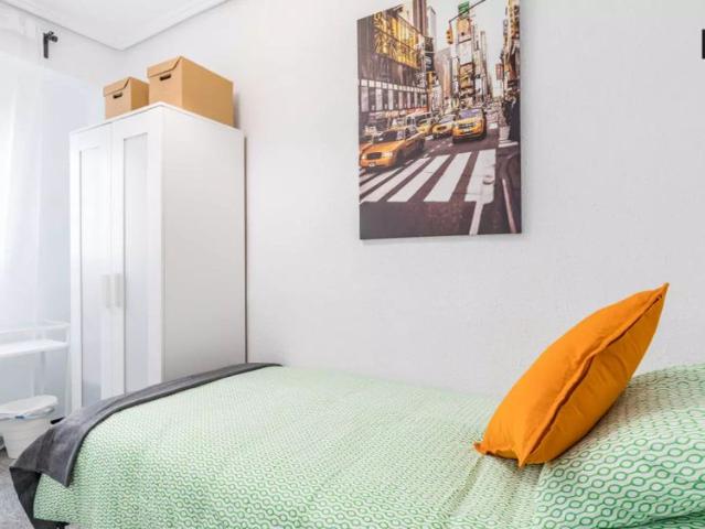 Cosy room for rent in 6 bedroom apartment in L'Eixample