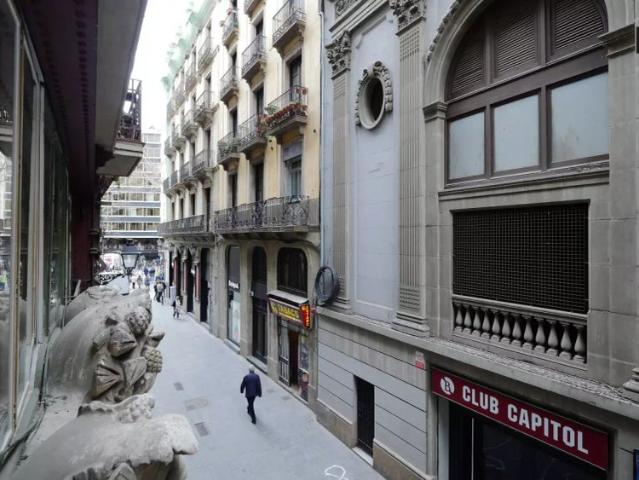 Cosy room in 3 bedroom apartment in Barri Gòtic