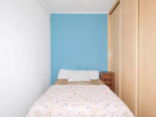 Cosy room in 3 bedroom apartment in Gràcia