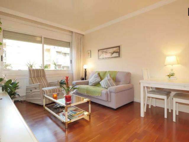 Cosy room in 3 bedroom apartment in Gràcia