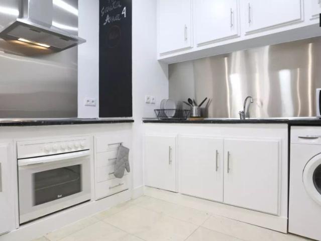 Cosy room in 7 bedroom apartment in Centro