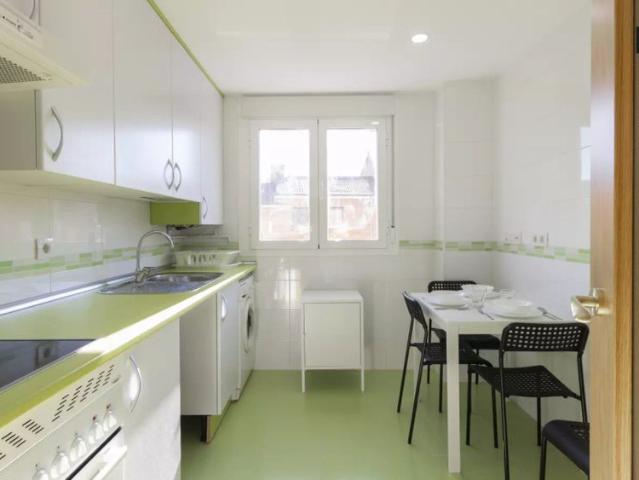 Cosy room in 5 bedroom apartment in Puerta del Ángel